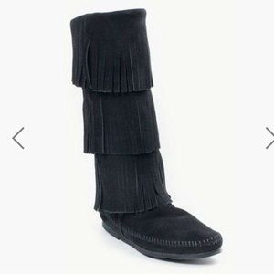 Minnetonka 3 layer fringe boot - size 9